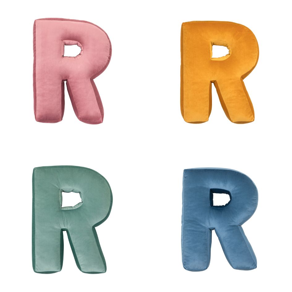 Poduszki literki welurowe R w czterech kolorach od Bettys Home