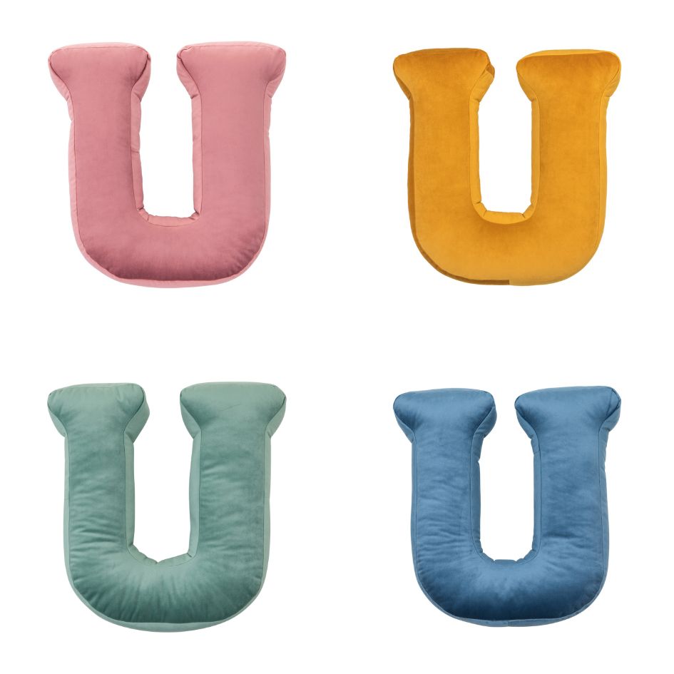 Poduszki literki welurowe U od Bettys Home w czterech kolorach 