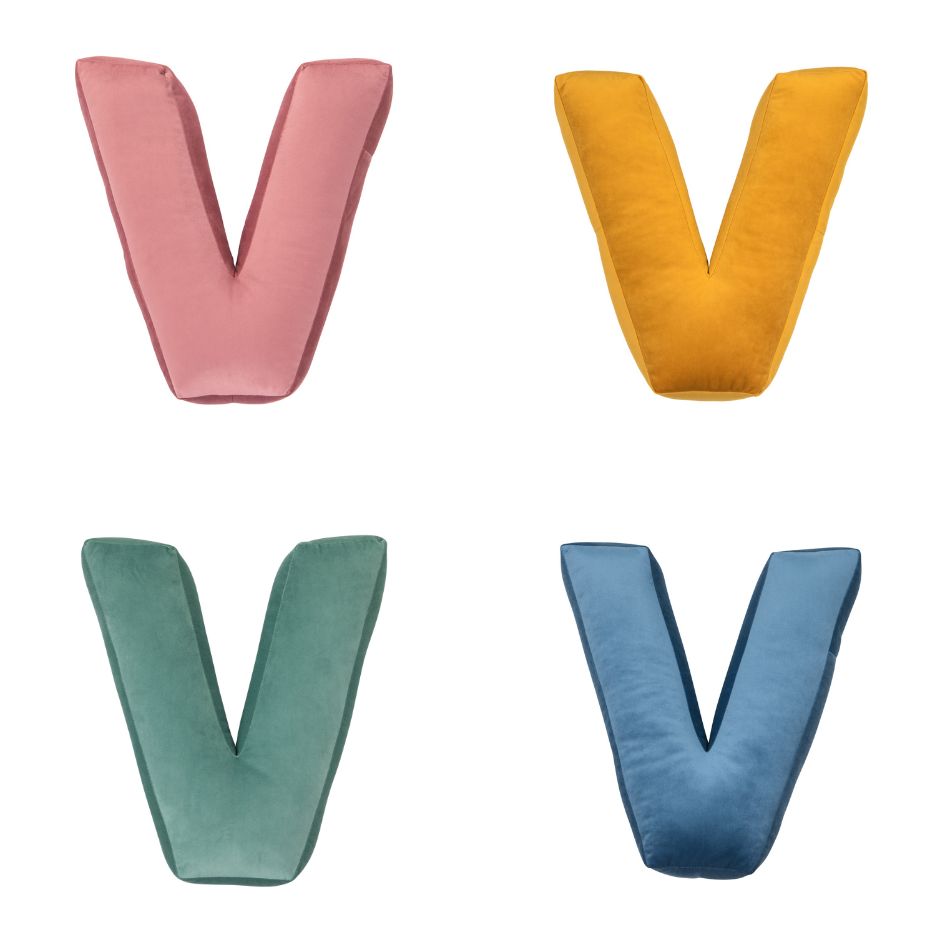 Poduszki literki welurowe V od Bettys Home w czterech kolorach 