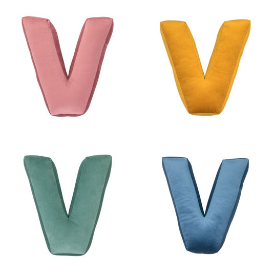 Poduszki literki welurowe V od Bettys Home w czterech kolorach 