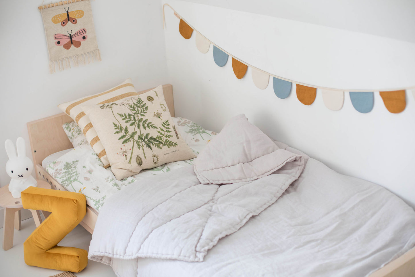 jasny pokój dziecka z łóżkiem i poduszką literką welurową Z w kolorze żółtym od Bettys home