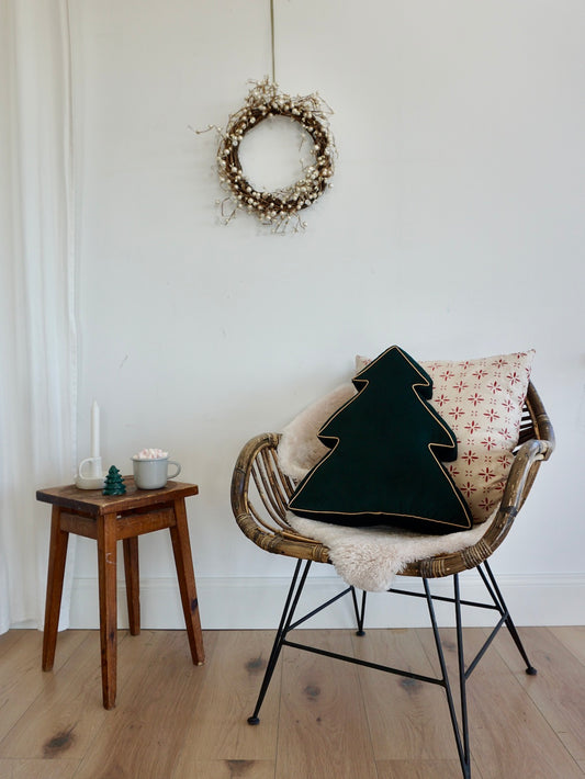 Poduszka świąteczna choinka zielona na krześle jako idealna ozdoba świąteczna salonu od Bettys Home
