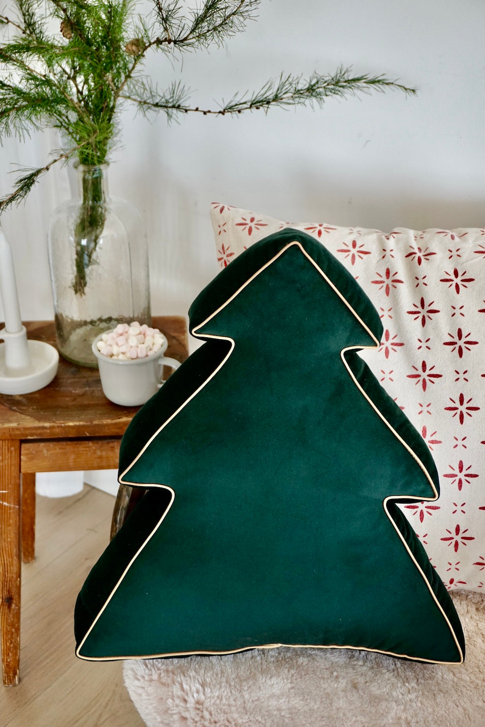 Zielona poduszka w kształcie choinki od Bettys Home. Dekoracja świąteczna na kanapę 