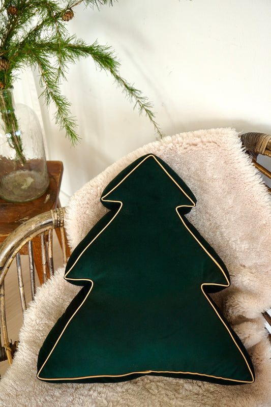 Poduszka świąteczna choinka zielona na krześle jako idealna dekoracja świąteczna salonu od Bettys Home