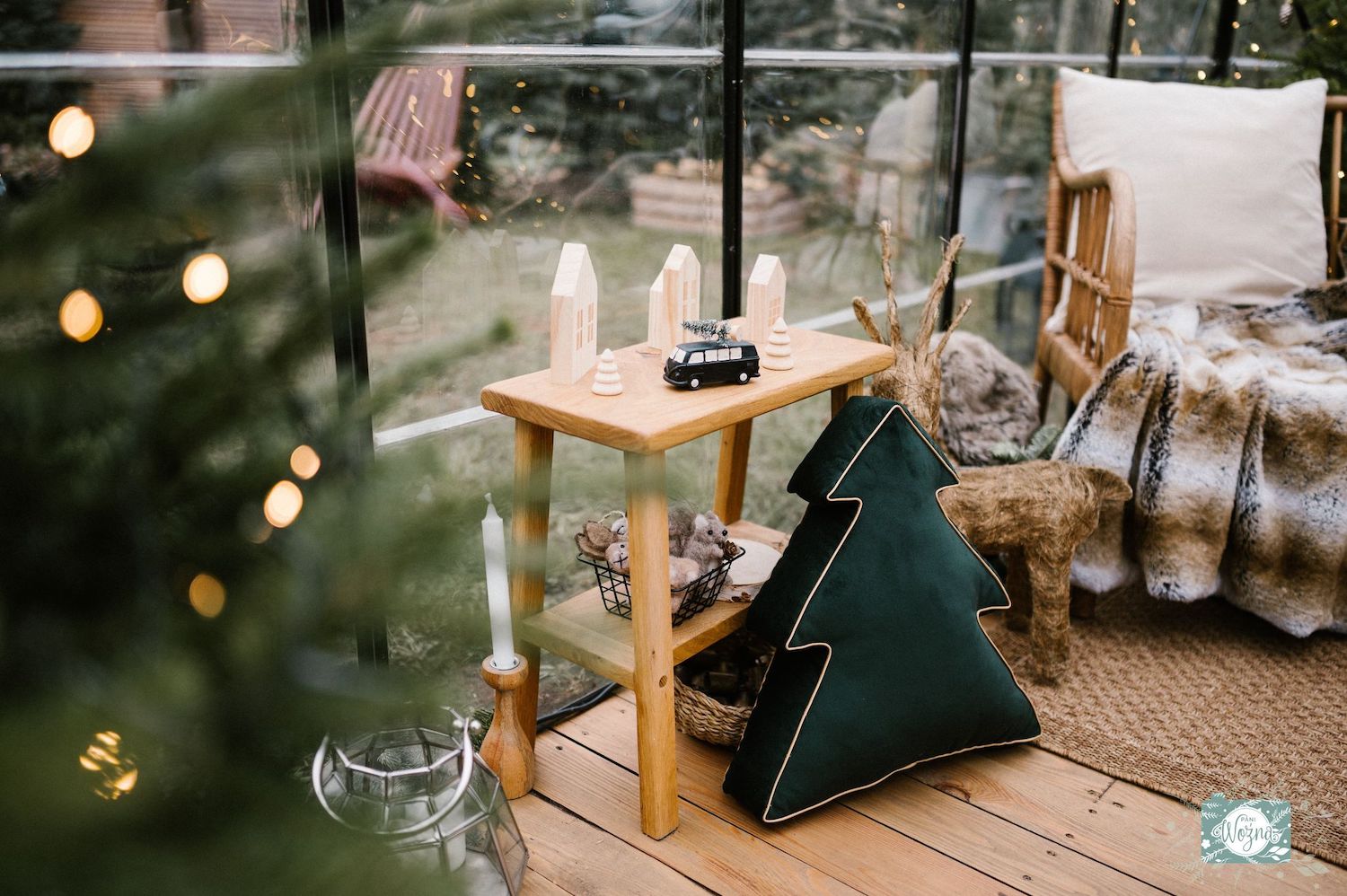 Poduszka świąteczna choinka od Bettys Home w pięknie udekorowanej szklarni w klimacie świątecznym