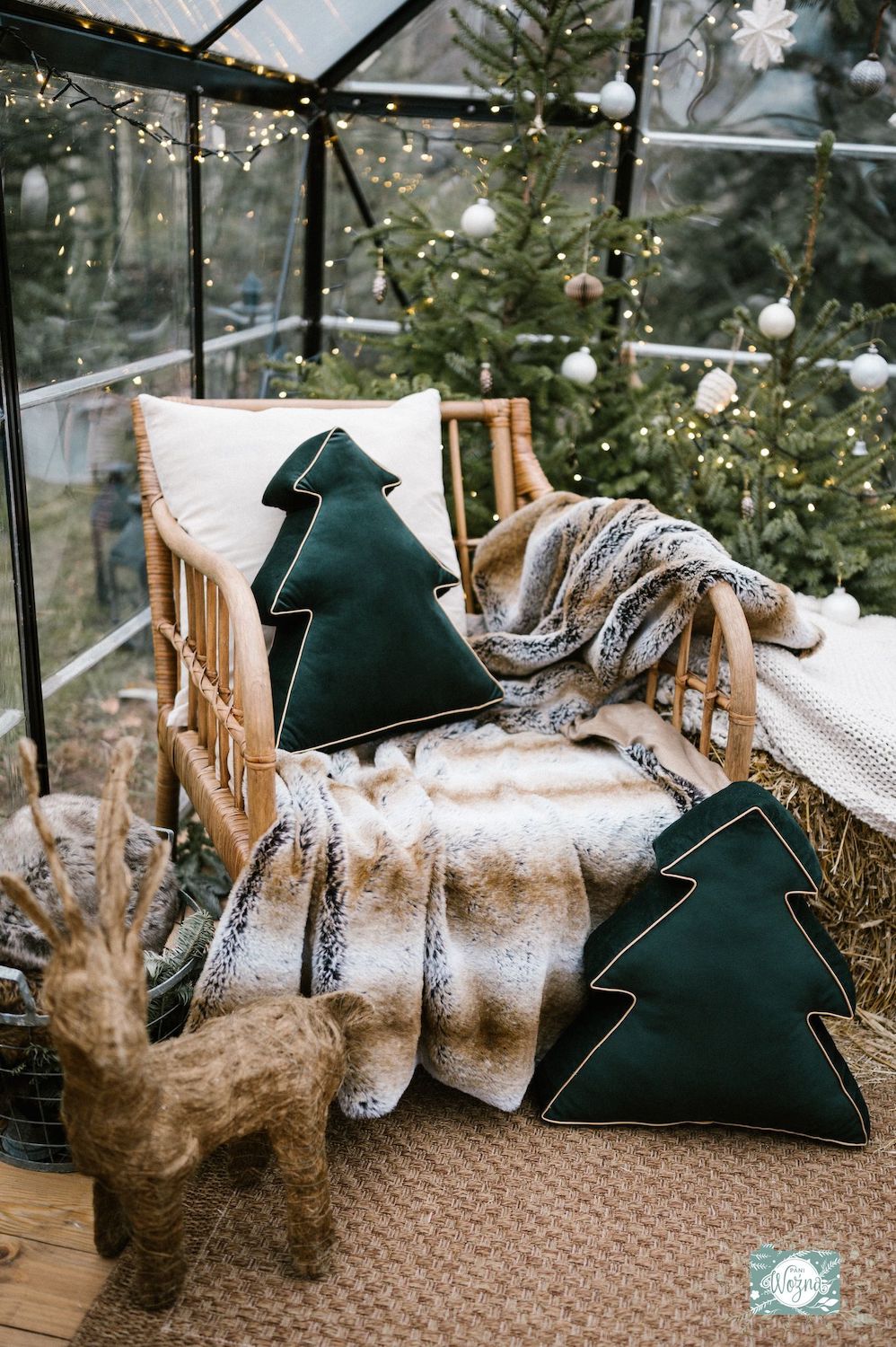 Dwie poduszki choinki zielone od Bettys Home w przydomowej szklarni jako dekoracja świąteczna