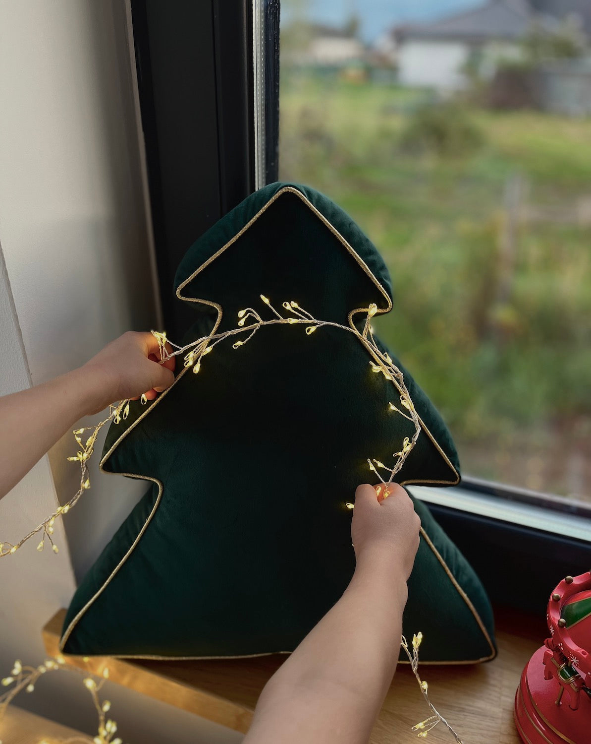 Poduszka choinka zielona od Bettys Home jako świąteczna dekoracja okna