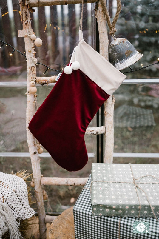 czerwona skarpeta świąteczna dekoracja od Bettys Home dekoracje okna
