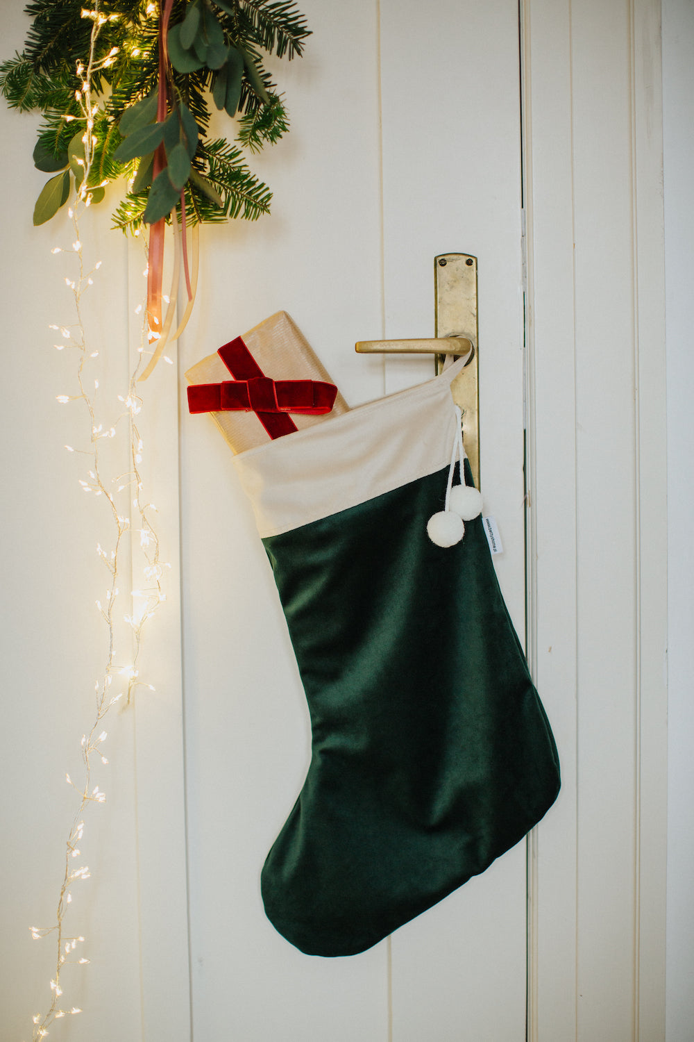 świąteczna skarpeta zielona welurowa od Bettys Home wisząca na drzwiach dekoracja świąteczna na okno
