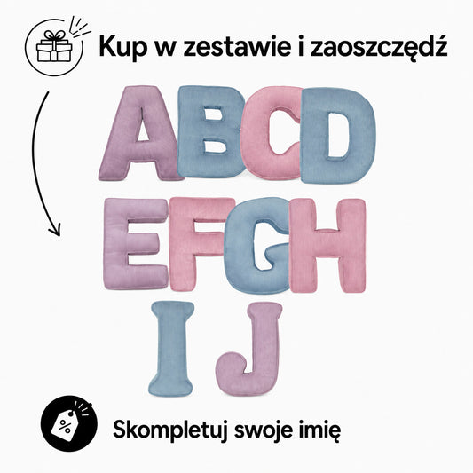 Poduszki Literki boucle od Bettys home na białym tle. Zestaw liter w promocji 1
