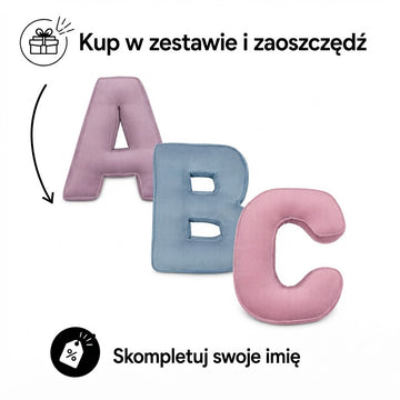 Poduszki Literki boucle od Bettys home na białym tle. Zestaw liter w promocji 4