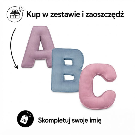 Poduszki Literki boucle od Bettys home na białym tle. Zestaw liter w promocji 4