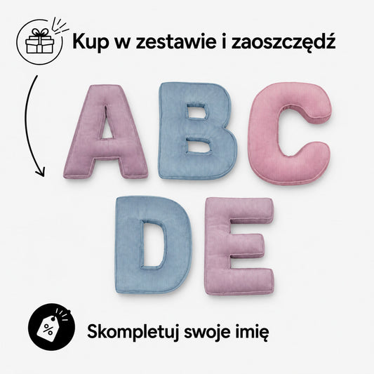 Poduszki Literki boucle od Bettys home na białym tle. Zestaw liter w promocji 3