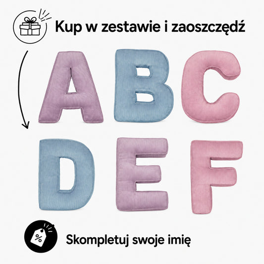 Poduszki Literki boucle od Bettys home na białym tle. Zestaw liter w promocji 6