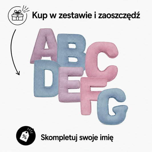 Poduszki Literki boucle od Bettys home na białym tle. Zestaw liter w promocji 2