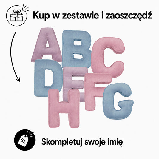 Poduszki Literki boucle od Bettys home na białym tle. Zestaw liter w promocji 8