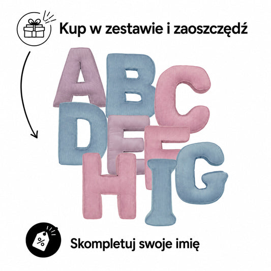 Poduszki Literki boucle od Bettys home na białym tle. Zestaw liter w promocji 7