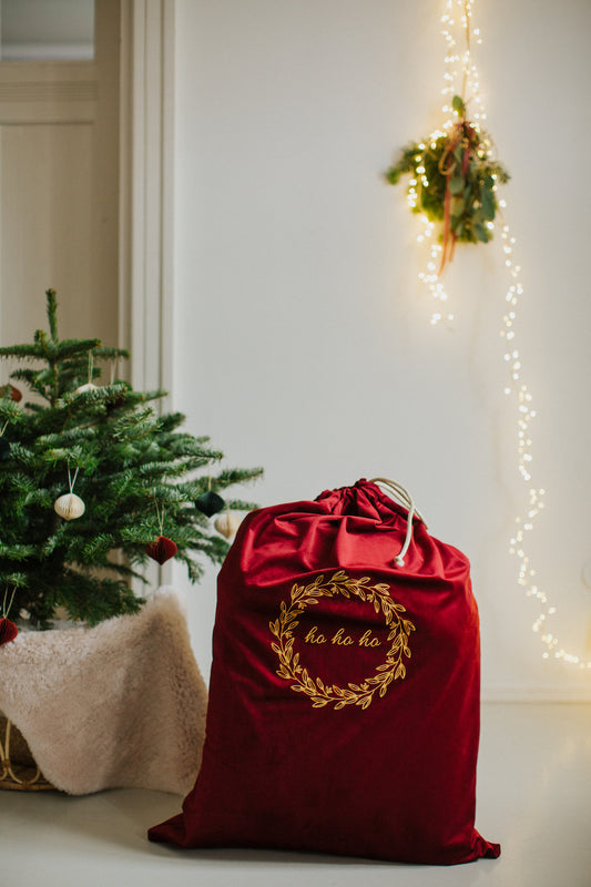 świąteczny worek na prezenty z haftowanym napisem ho ho ho od Bettys Home. pomysł na opakowanie prezentów