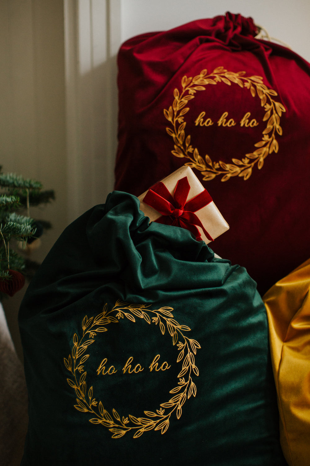 zielony i czerwony worek na prezenty welurowy z haftem od Bettys Home 