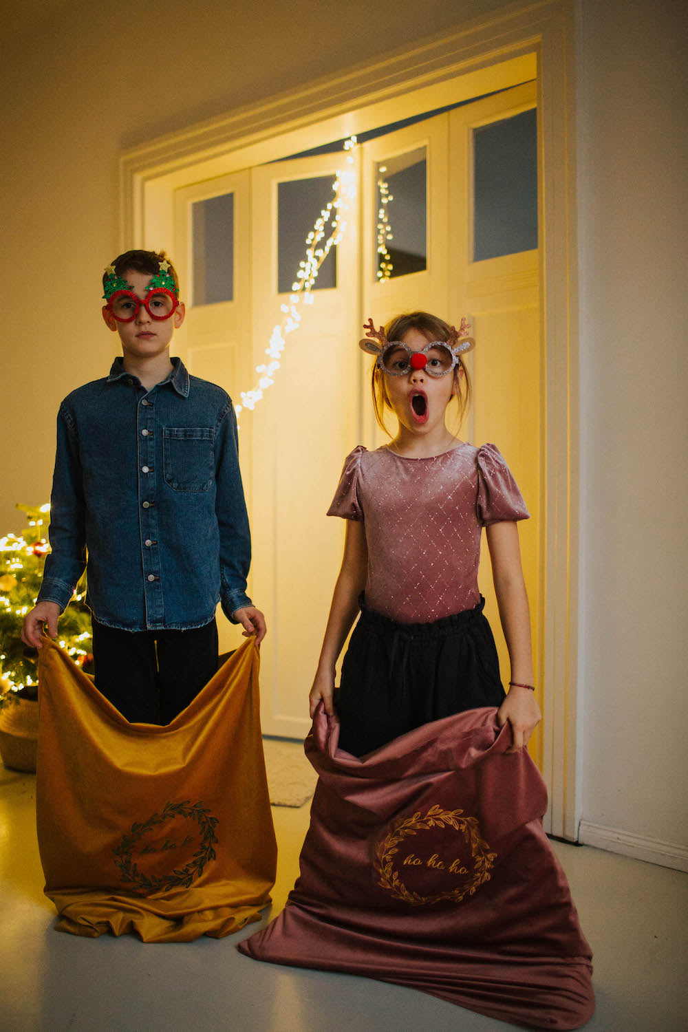 chłopiec i dziewczynka trzymają worki na prezenty świąteczne od Bettys Home 