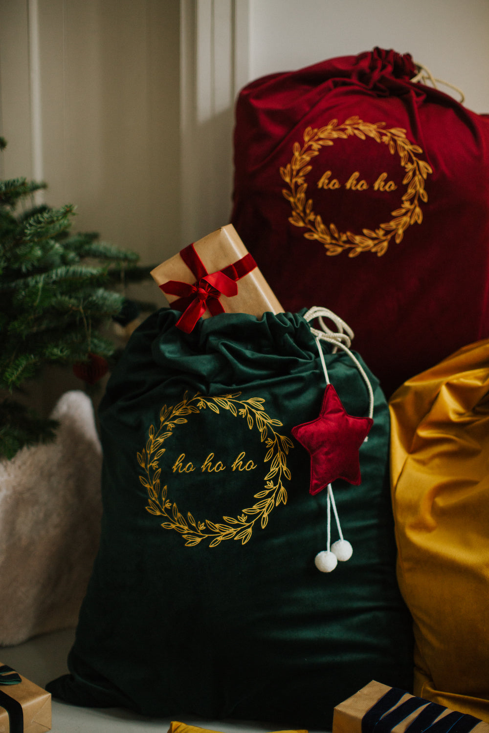 Zielony i wino worek świąteczny na prezenty od Bettys Home z napisem ho ho ho