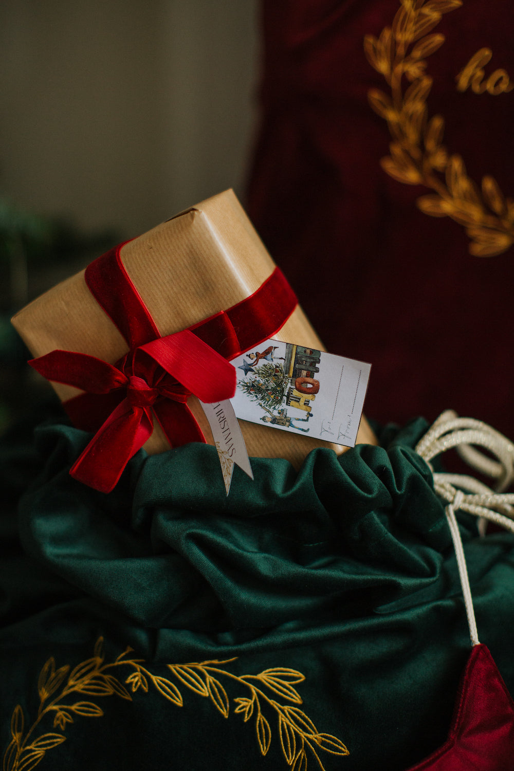 worek świąteczny na prezenty od Bettys Home z wystającymi ze środka prezentami 