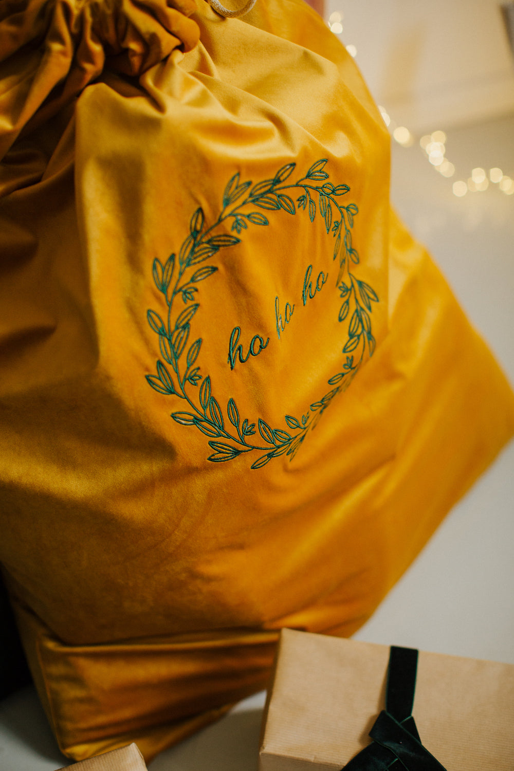 Świąteczny worek na prezenty od Bettys Home w kolorze żółtym z haftem ho ho ho 