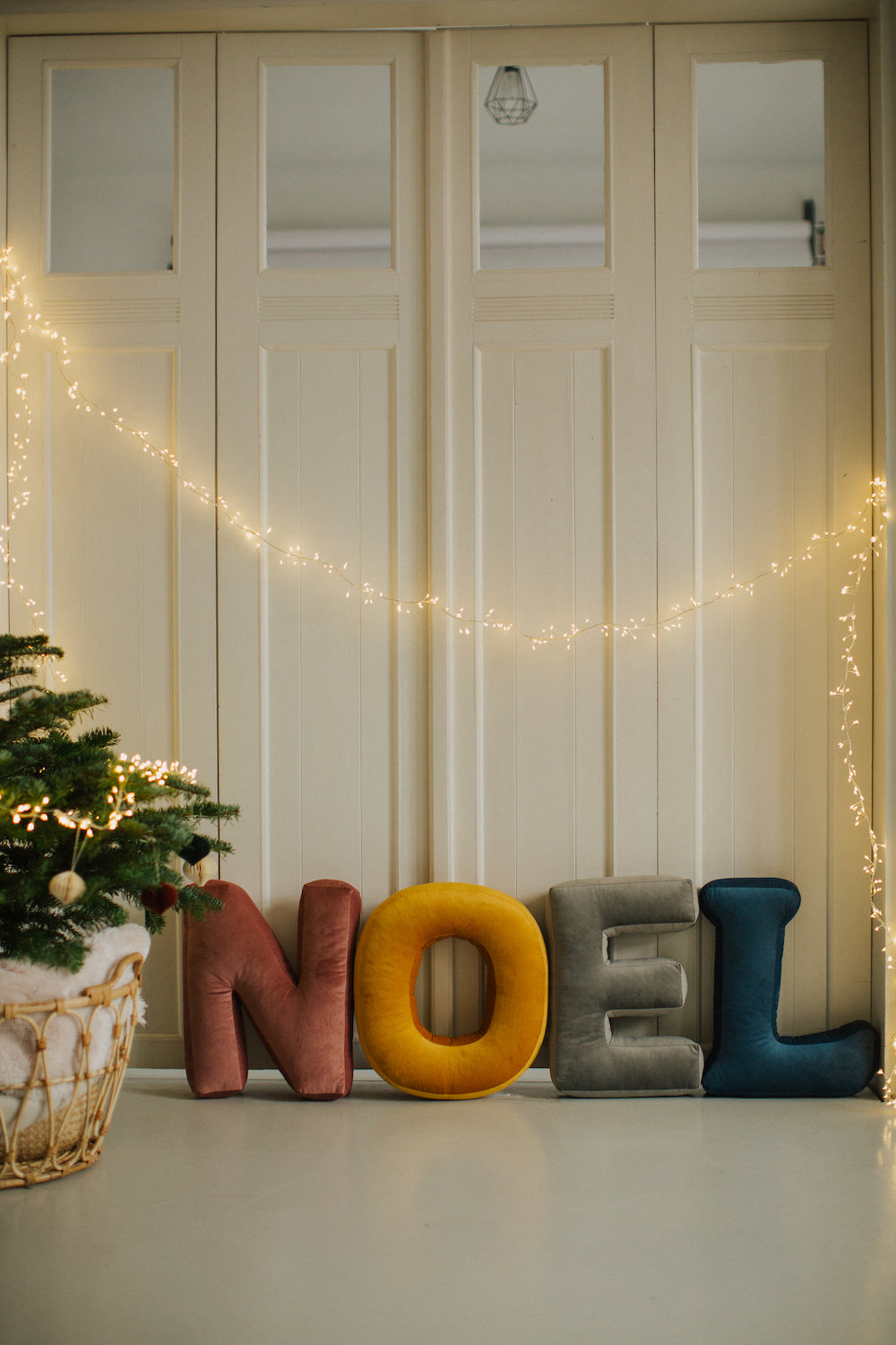 poduszki literki welurowe od Bettys Home tworzące napis NOEL jako dekoracja świąteczna do domu na kanapę