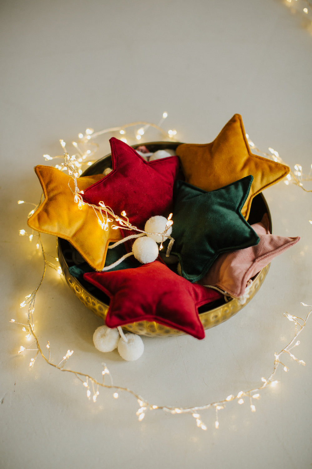 małe zawieszki gwiazdki welurowe od Bettys Home w koszyku wiklinowym dekoracja na choinkę