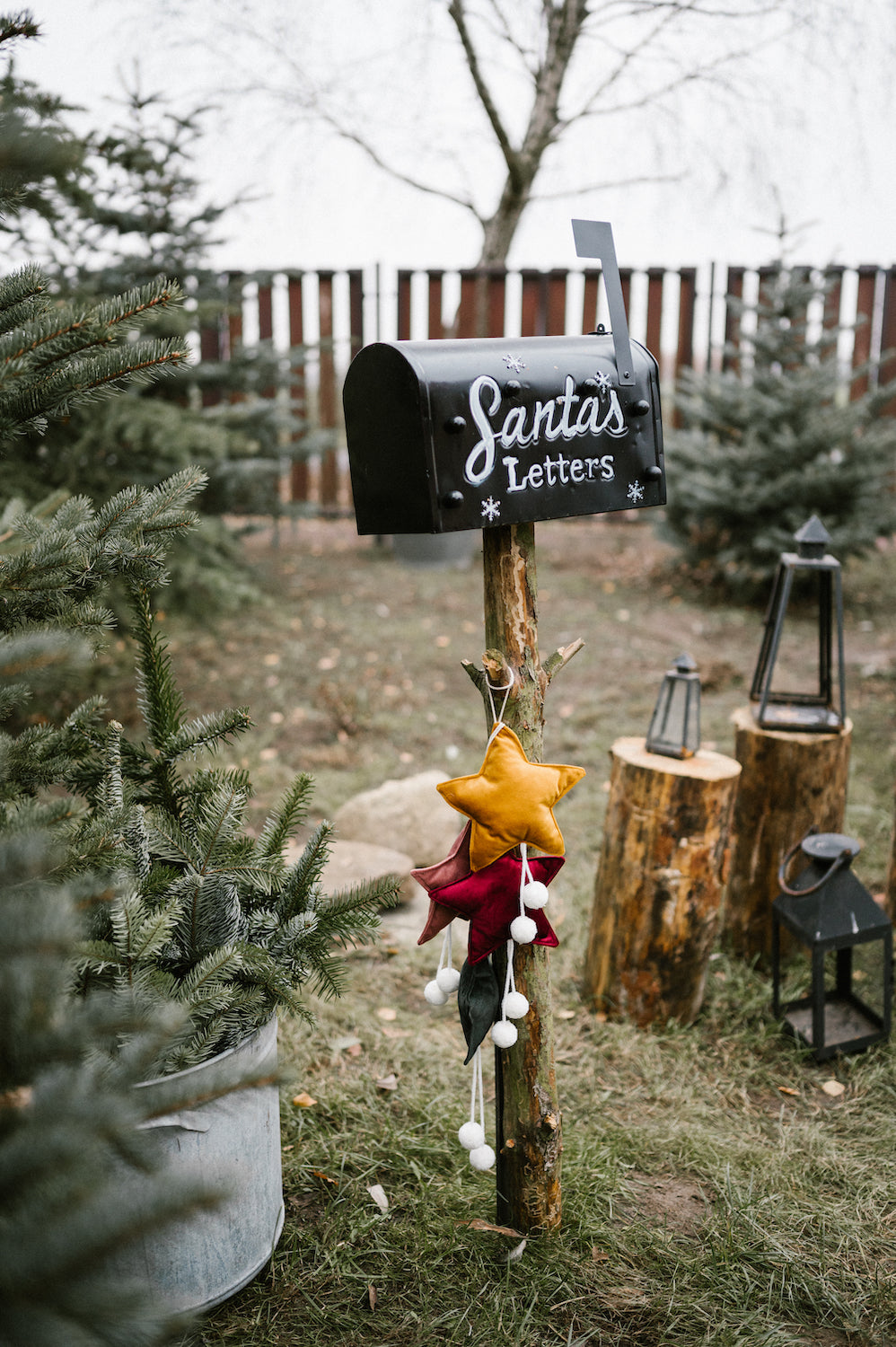 małe zawieszki gwiazdki welurowe od Bettys Home wiszące na amerykańskiej skrzyni na listy w stylu świątecznym