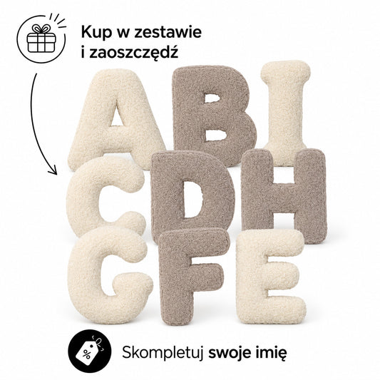 Poduszki Literki boucle od Bettys home na białym tle  a